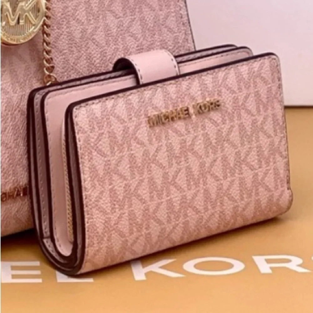 MICHAEL KORS Medium Signature Bifold Wallet Powder Blush